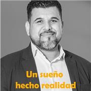 Profesor de español imparte clases a inmigrantes